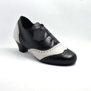 oxford-woman-black-pearl
